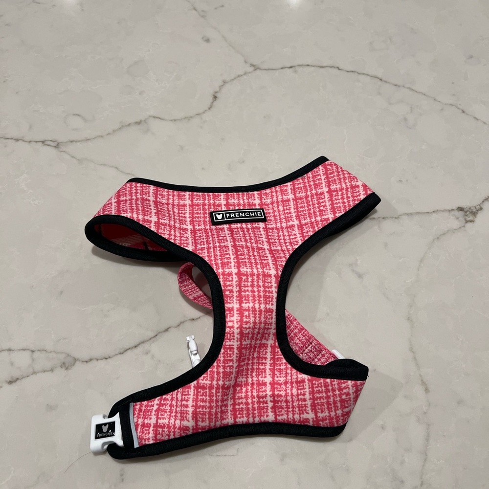 Frenchie brand duo reversible harness in pink.

Size XL, new in packaging. - Picture 2 of 2